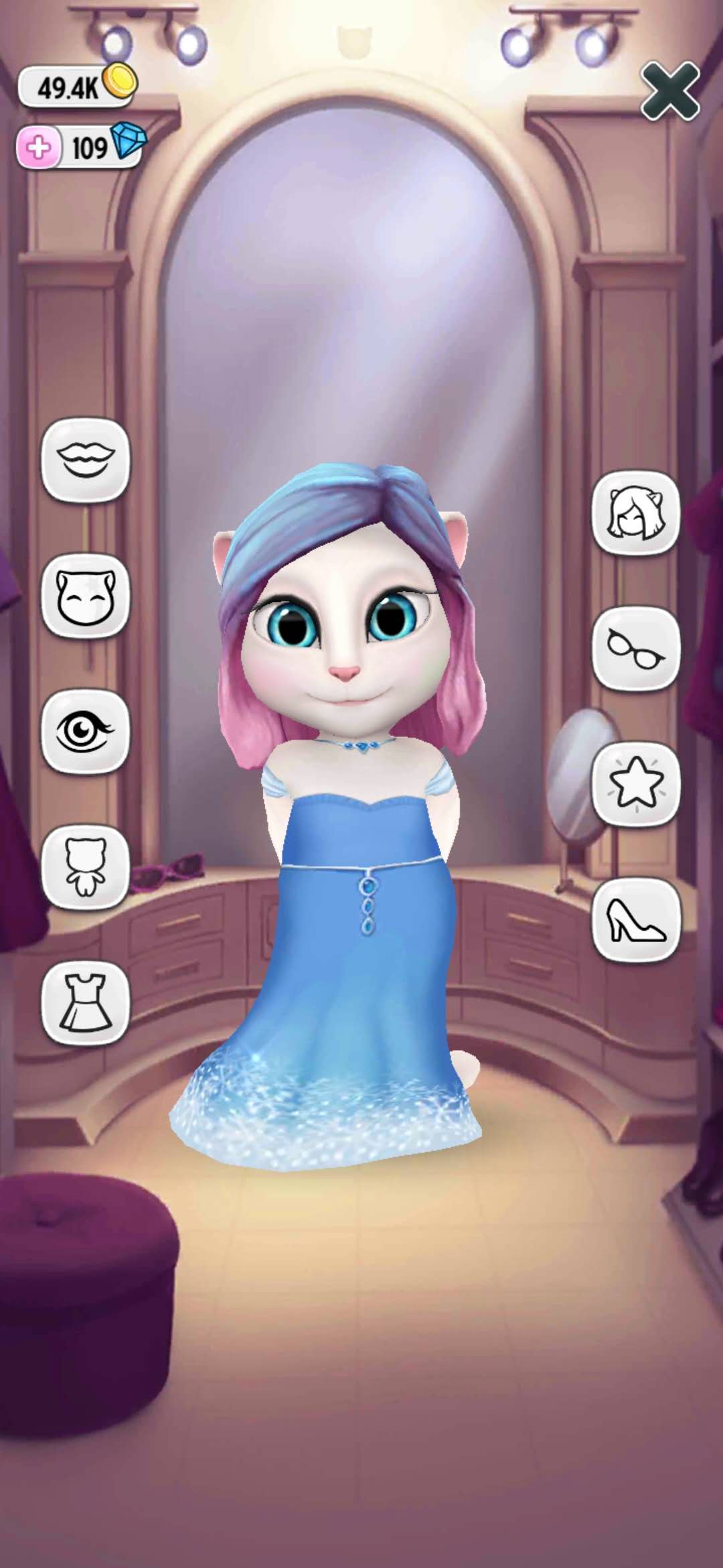 清早起床的时候,打开《我的安吉拉》,你会发现这只小猫咪早早的就在等